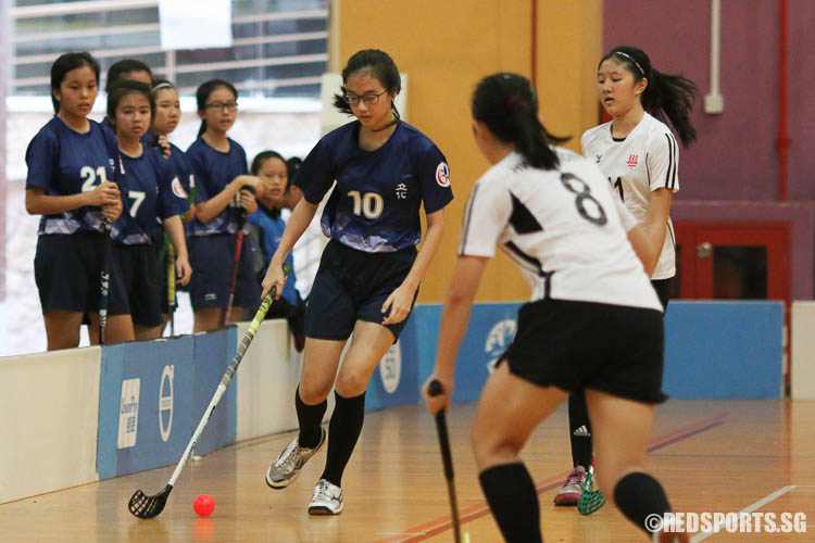 Gracia Koh (RVHS #10) controls the ball after a turnover. (Photo © Chua Kai Yun/Red Sports)