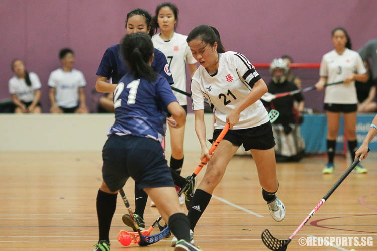 Vera Peh (HCI #21) struggles to shoot against RVHS' defence. (Photo © Chua Kai Yun/Red Sports)