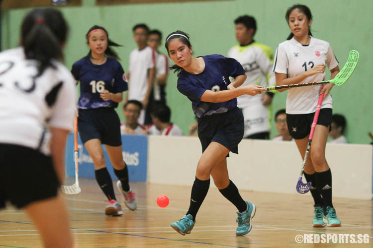 Jayne Lim (RVHS #13) tries to score. (Photo © Chua Kai Yun/Red Sports)