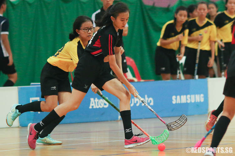 Victoria Leng (TPJC #14) dribbles upcourt. (Photo © Chua Kai Yun/Red Sports)