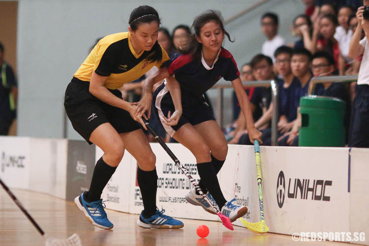 Pearlyn Chang (VJC #22) and Victoria Heng (YJC #26) in action. (Photo © Chua Kai Yun/Red Sports)