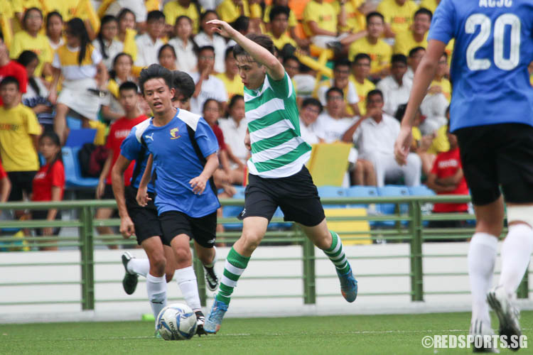 Lim Jun Wen (#11) of RI looking to equalise but saw his efforts countered by ACJC. (Photo © Chua Kai Yun/Red Sports)