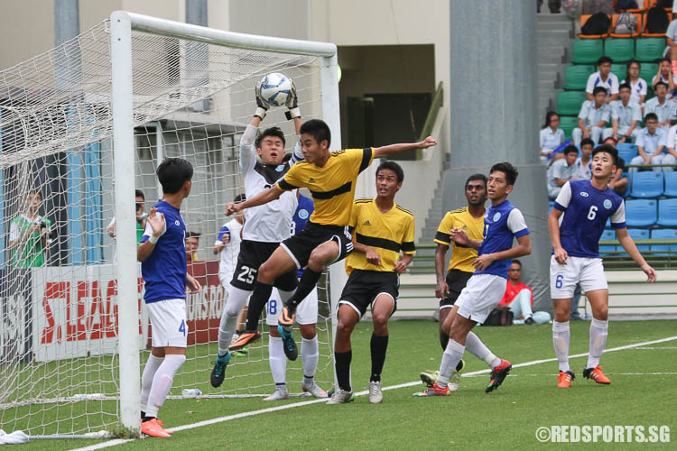 Dagan Lim (#25) of MJC saves the ball that came from a corner kick. (Photo © Chua Kai Yun/Red Sports)