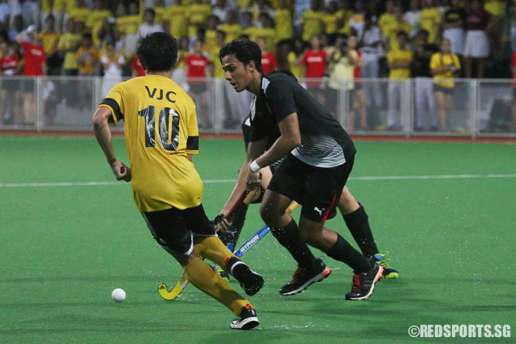 Ryan Jay Naidu (#13) of RI tries to get past VJC defenders. (Photo © Chua Kai Yun/Red Sports)