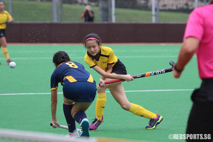 Rachel Goh (VJC #39) drives the ball against ACJC. (Photo © Chua Kai Yun/Red Sports)