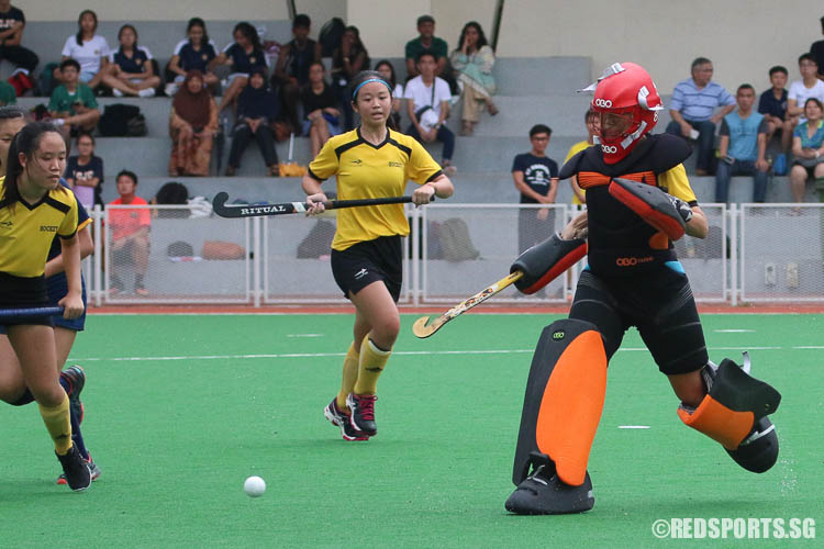 VJC goalie Trixie Ng (#24) clears the threat. (Photo © Chua Kai Yun/Red Sports)