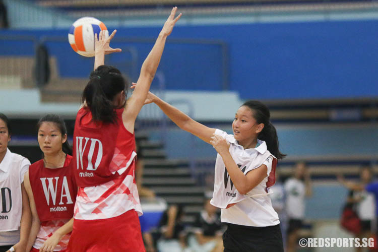 Wei Sze (WA) of ACJC making a pass. (Photo © Chua Kai Yun/Red Sports)