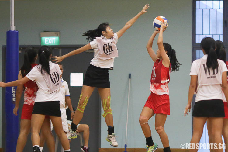 Edna Leong (GK) of ACJC jumps to defend. (Photo © Chua Kai Yun/Red Sports)