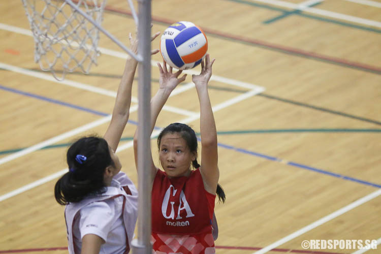 Adeline Tan (GA) of RVHS aiming for a shot against ACJC. (Photo © Chua Kai Yun/Red Sports)