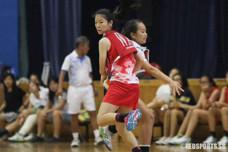 Isabel Lui (WA) of RVHS turns to pass. (Photo © Chua Kai Yun/Red Sports)