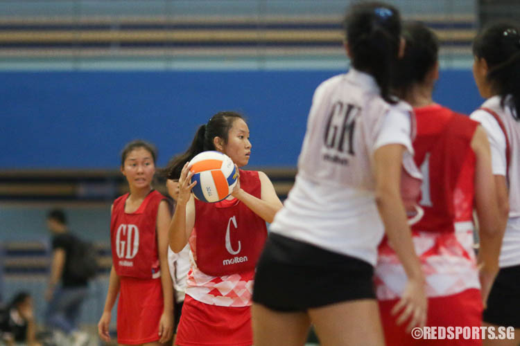 Lee Jie Shi (C) of RVHS looking for open teammates. (Photo © Chua Kai Yun/Red Sports)