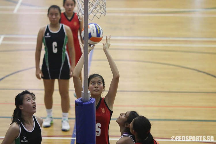 Claire Seah (GS) of HCI aims for the net. (Photo © Chua Kai Yun/Red Sports)