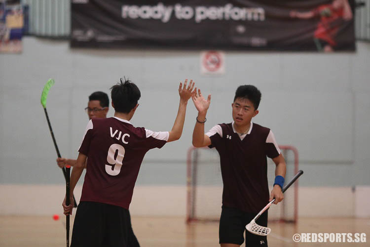 Poon Chong Ming (VJC #9) high-fives Koh Wenjun (VJC #14). (Photo © Ryan Lim/Red Sports)