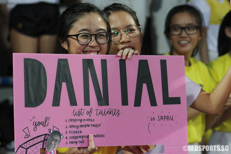 VJC supporter holding up her banner in excitement. (Photo © Ryan Lim/Red Sports)