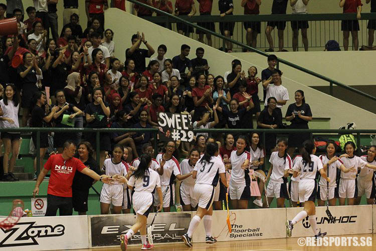 YJC bench showing their appreciation for the players on court after YJC scored the equalizer. (Photo © Ryan Lim/Red Sports)