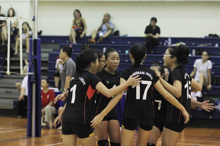 In the u-14 girls final, Presbyterian High (PHS) claimed the title after defeating Dunman High in straight sets (25-17, 25-15), ending with a perfect 6-0 win-loss record. (Photo 11 © Ryan Lim/Red Sports)