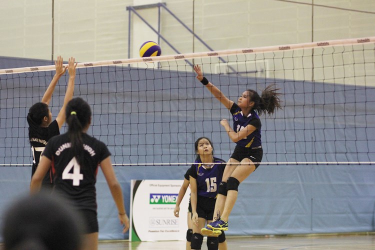 In the u-14 girls final, Presbyterian High (PHS) claimed the title after defeating Dunman High in straight sets (25-17, 25-15), ending with a perfect 6-0 win-loss record. (Photo 16 © Ryan Lim/Red Sports)