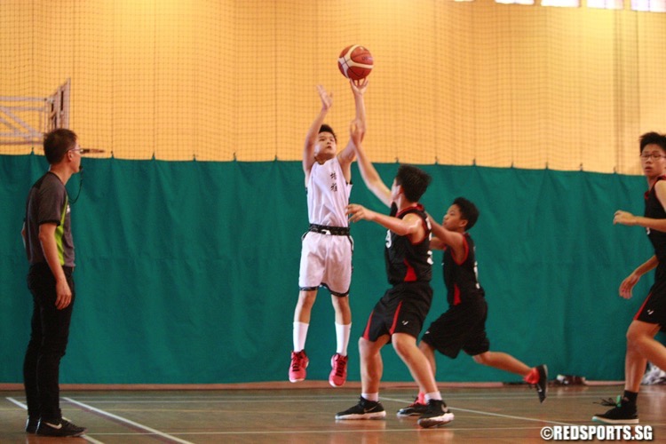 Peirce (white) defeated Bukit Merah 64-17 to finish Rd 1 with a perfect 3-0 win-loss record and top place in their group. (Photo © Les Tan/Red Sports)