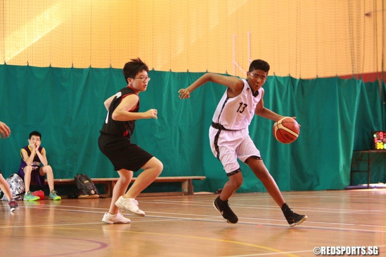 Peirce (white) defeated Bukit Merah 64-17 to finish Rd 1 with a perfect 3-0 win-loss record and top place in their group. (Photo © Les Tan/Red Sports)