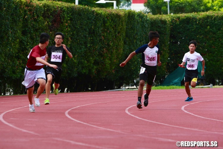 Singapore Sports School 'A' won the U-19 4x100m race in a time of 42.95s. Singapore Sports School  'B' were second in 44.18s while Catholic Junior College  'A'  were third in 44.85s. (Photo © Les Tan/Red Sports)