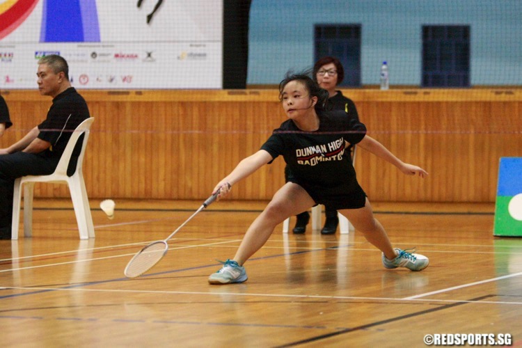 In the 1st Singles of the U-15 finals, Sharyn Tan of NYGH beat Amber Trinh of Dunman High 2-0 (11-9, 11-9). (Photo © Les Tan/Red Sports)