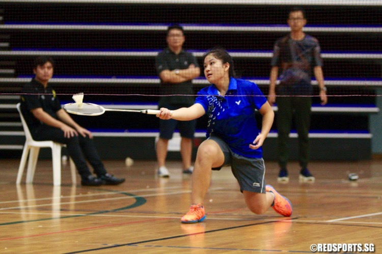 In the 1st Singles of the U-15 finals, Sharyn Tan of NYGH beat Amber Trinh of Dunman High 2-0 (11-9, 11-9). (Photo © Les Tan/Red Sports)