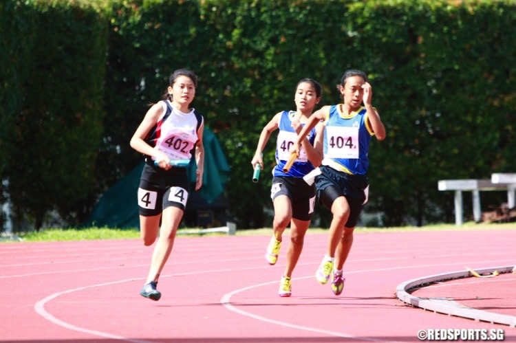 Singapore Sports School won the U-19 girls 4x200m relay race in 1:49.70. CHIJ (TP) were second in 2:04.00 while St Anthony's were third in 2:04.98. (Photo © Les Tan/Red Sports)