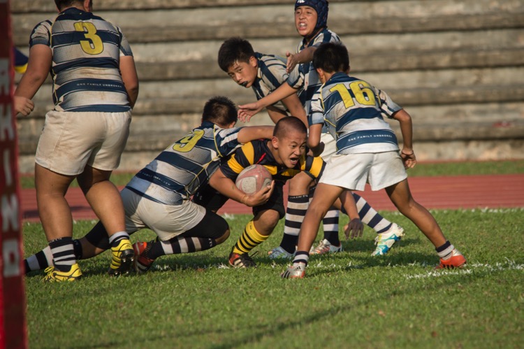 Javier Lim of ACS(I) drives toward the try line amidst a determined Saints defence. (Photo © Low Sze Sen/Red Sports)