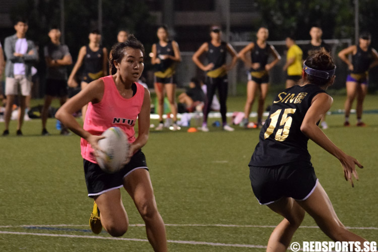 Deborah Lim (NTU #17) looks  to for an opportunity for a touchdown. (Photo 1 © Laura Lee/Red Sports)