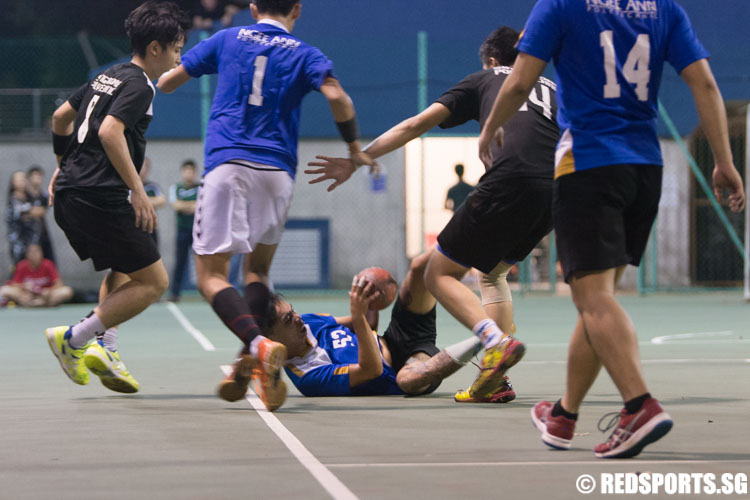 See Yun Jie (#53) looks to pass the possession of the ball to a teammate from the ground. (Photo 7 © Jerald Ang/Red Sports)
