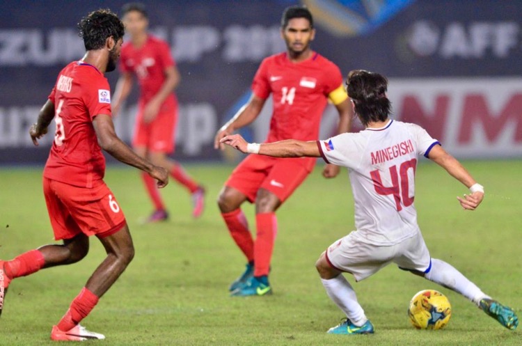 Hikaru Minegishi (#40) of the Philippines attempts a shot while Madhu Mohana (#6) of Singapore tries to close him down. (Photo: AFF Suzuki Cup website)