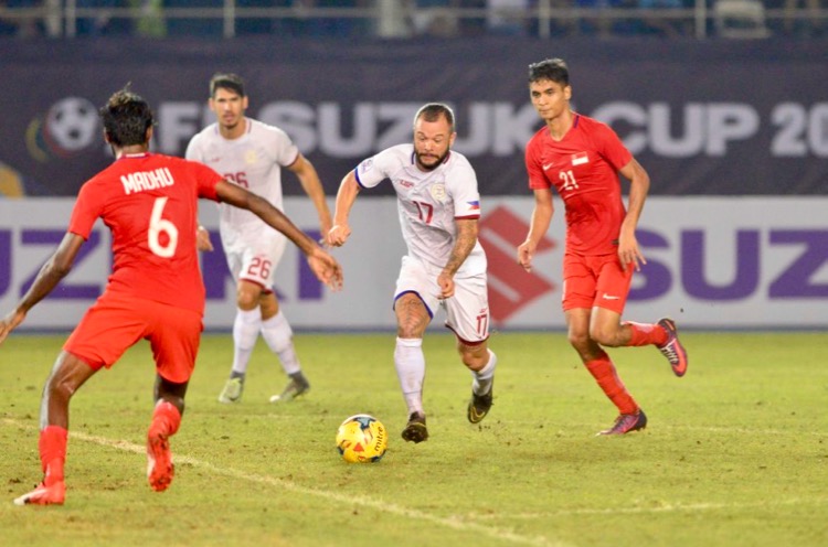 Stephan Schrock (#17) of the Philippines and Madhu Mohana (#6) of Singapore go for the ball. (Photo: AFF Suzuki Cup website)