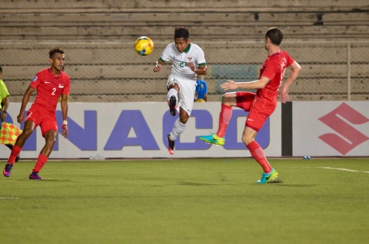 Singapore (red) could not hold a 1-0 lead and eventually succumbed to a 1-2 defeat at the hands of Indonesia. (Photo 3: AFF Suzuki Cup website)
