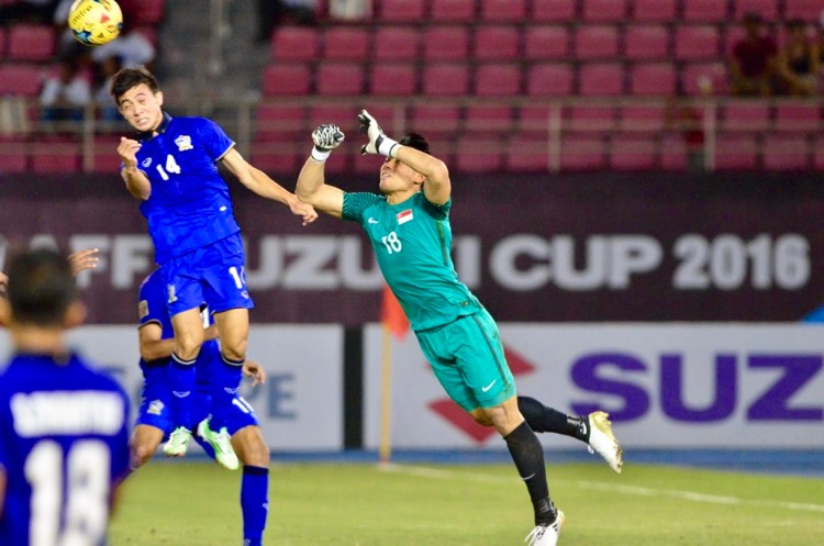 Sarawut Masuk (#14) of Thailand gets to the ball first before goalkeeper Hassan Sunny (#18) to score the only goal of the game. (Photo: AFF Suzuki Cup website)
