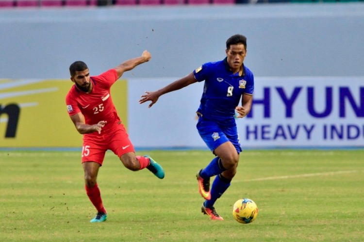 M. Anumanthan (#25) of Singapore tracks Siroch Chatthong (#9) of Thailand. (Photo: AFF Suzuki Cup website)