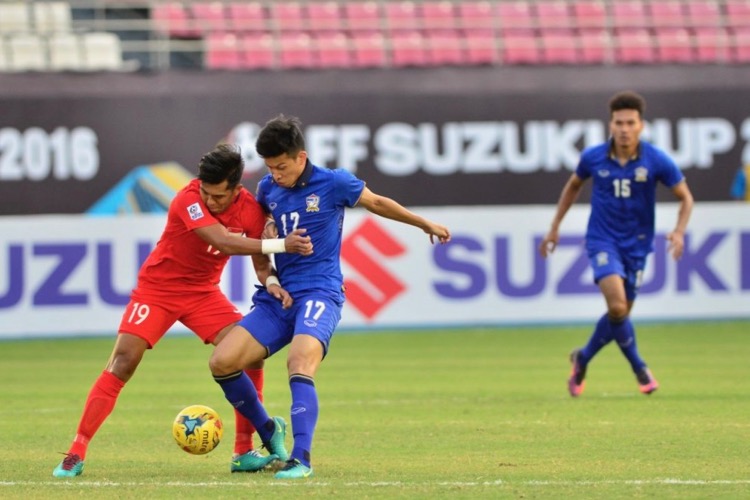 Khairul Amri (#19) of Singapore tussles with Tananboon Kesarat (#17) of Thailand for the ball. (Photo: AFF Suzuki Cup website)