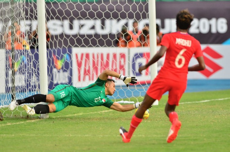 Hassan Sunny (#18) of Singapore gets down for the save. (Photo: AFF Suzuki Cup website)