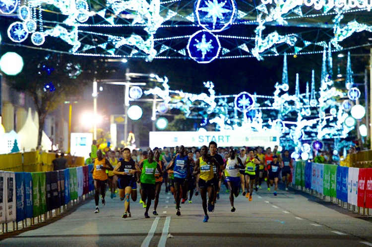 The full and half marathon runners start together at the 2016 Singapore Marathon. (Photo courtesy of Standard Chartered Marathon Singapore)