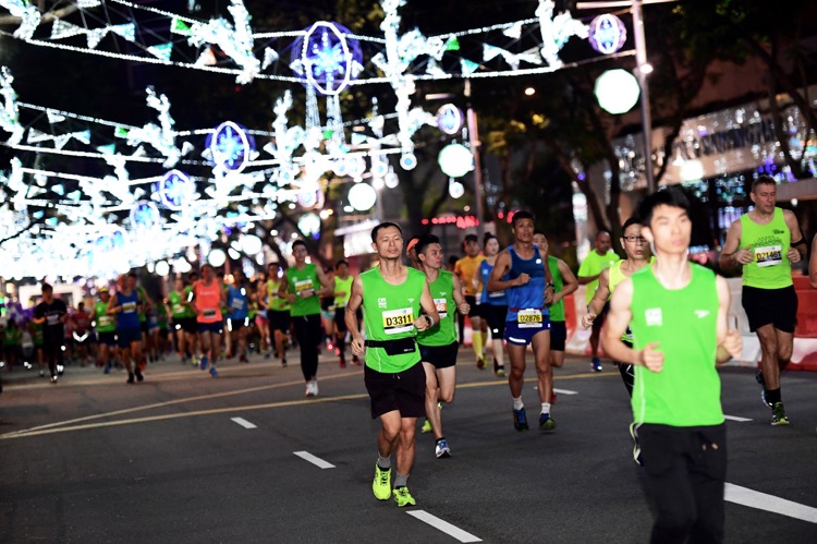 Marathoners head down Orchard Road. (Photo 4 courtesy of Standard Chartered Marathon Singapore)