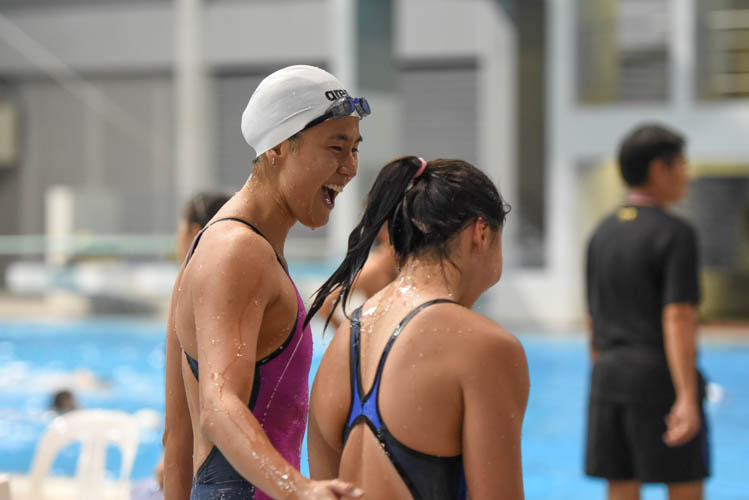 Quah Ting Wen giving her younger sister a pat on the back after Quah Jing Wen clinched gold, coming in faster than her older sister by just 16-hundredths of a second. (Photo 1 © Stefanus Ian/Red Sports)