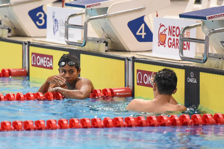 Aflah Perwira of Indonesia, who finished first in the men's 800m freestyle event offers a handshake to Singapore's Glen Lim who finished second. (Photo © Stefanus Ian/Red Sports)