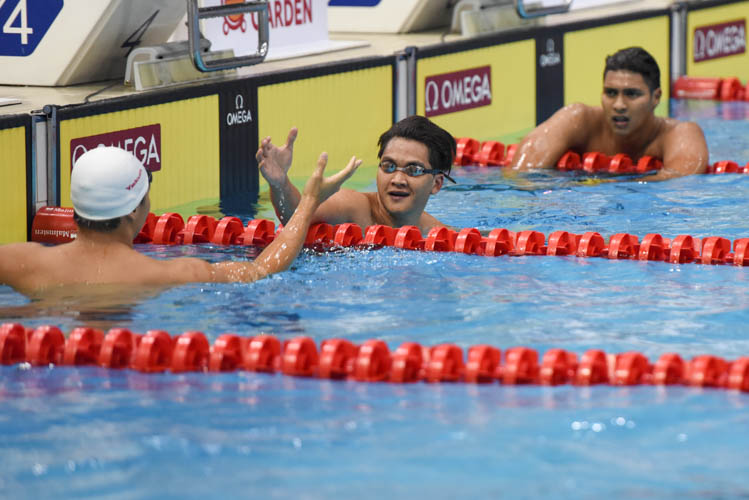 Nuttapong Ketin shaking hands with Lionel Khoo after the men's 200m breaststroke final on the first day of the 13th Singapore National Swimming Championship. (Photo © Stefanus Ian/Red Sports)
