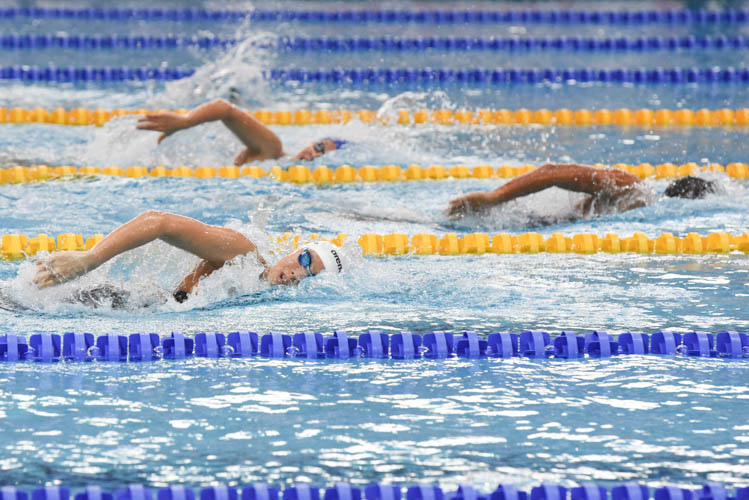 Chantal Liew (white) chasing down her competitors during the Women's 400m Freestyle final on the third day of the 13th Singapore National Swimming Championships. (Photo © Stefanus Ian/Red Sports)
