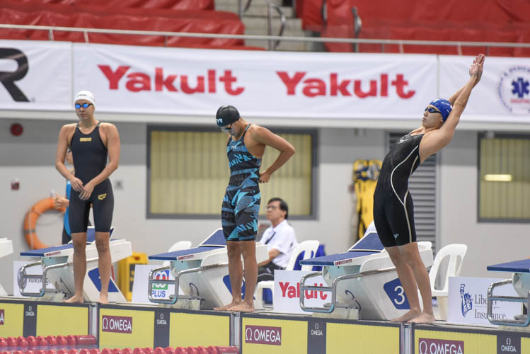 Quah Ting Wen (most left) and Amanda Lim (most right) preparing for the women's 100m freestyle final on the second day of the 13th Singapore National Swimming Championships. (Photo © Stefanus Ian/Red Sports)