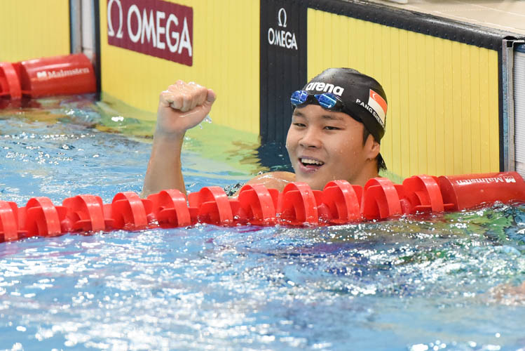 Pang Shen Jun giving a thumbs up to his teammates after finishing first in the Men's 400m Freestyle final on the third day of the 13th Singapore National Swimming Championship. (Photo © Stefanus Ian/Red Sports)