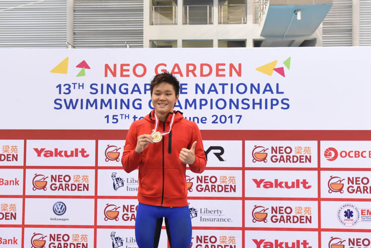 Pang Shen Jun giving a thumbs up after finishing first in the Men's 400m Freestyle final on the third day of the 13th Singapore National Swimming Championship. (Photo © Stefanus Ian/Red Sports)