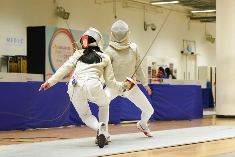 Heidi Loo making an attacking move against Jean Koh in the final bout of the girls' sabre event. (Photo © Stefanus Ian/Red Sports)
