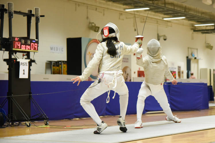 Heidi Loo duelling with Jean Koh in the final bout of the girls' sabre event. (Photo © Stefanus Ian/Red Sports)