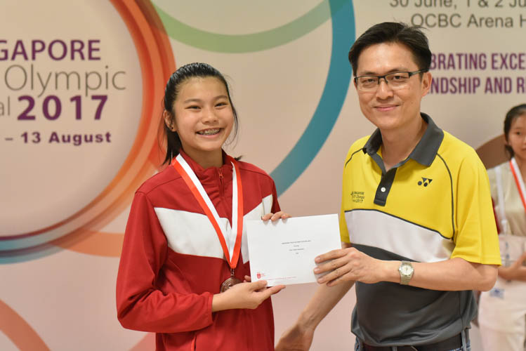 Jean Koh posing with her prize for coming in second in the girls' sabre event. (Photo © Stefanus Ian/Red Sports)