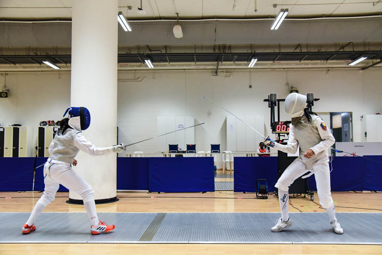 Natalia Yau-Cortes of YMCA (left) and Kemei Cheung of Absolute Fencing (right) beginning the final for individual girls' foil. (Photo © Jeremy Ho/Red Sports)